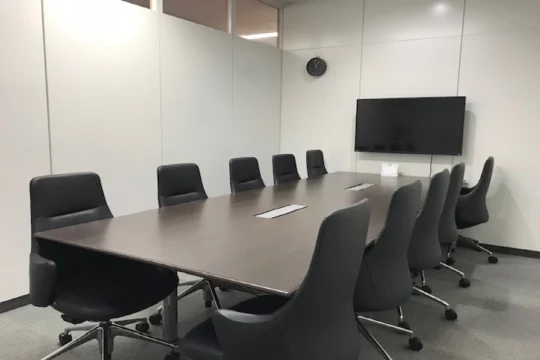 会議室_無料でご利用頂ける、10名様用の会議室です。モニターやホワイトボードがついており、効率的に会議を進めることができます。