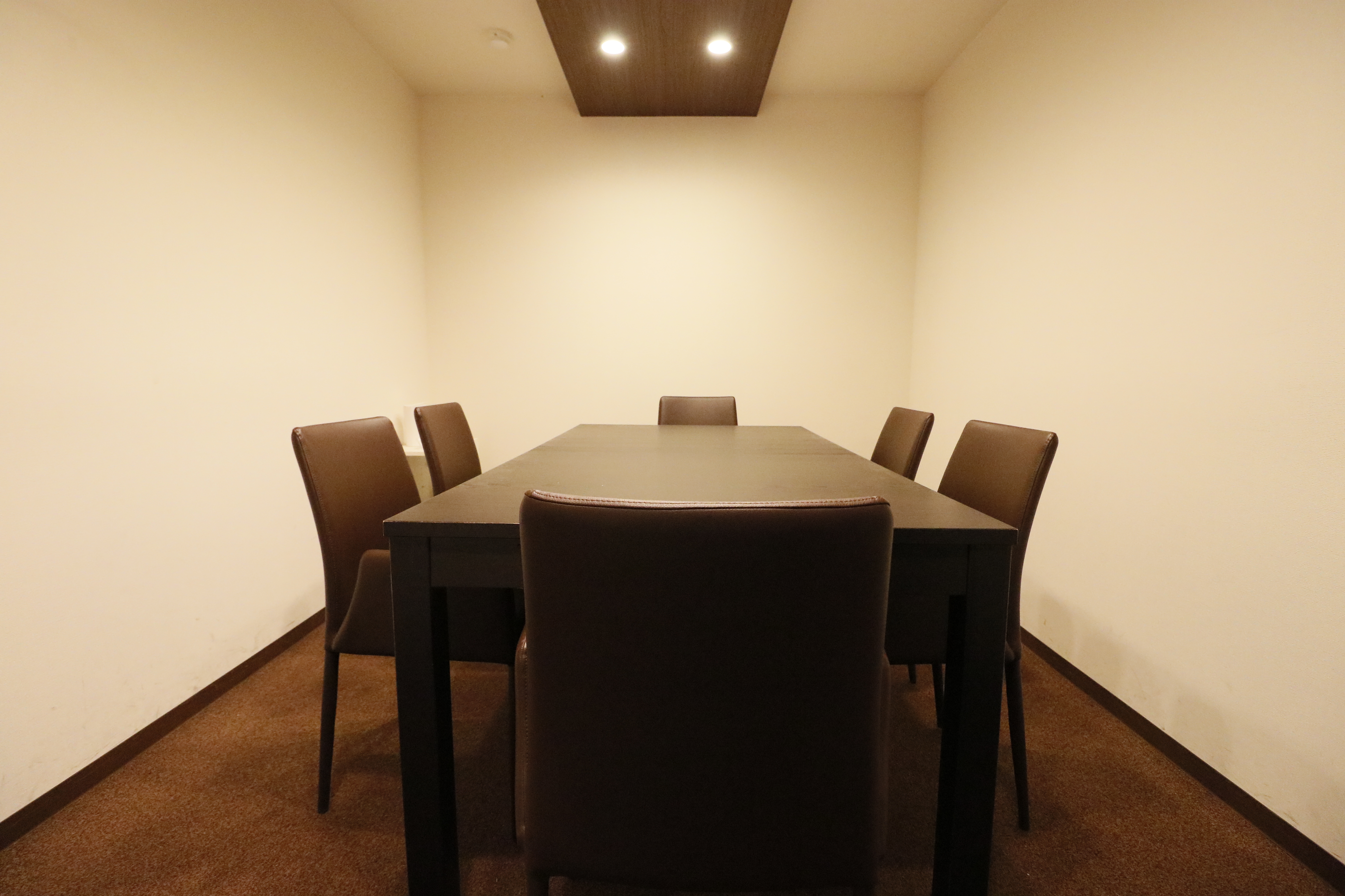 共有部_会議室。インターネット予約可能な会議室を2部屋ご用意しています。