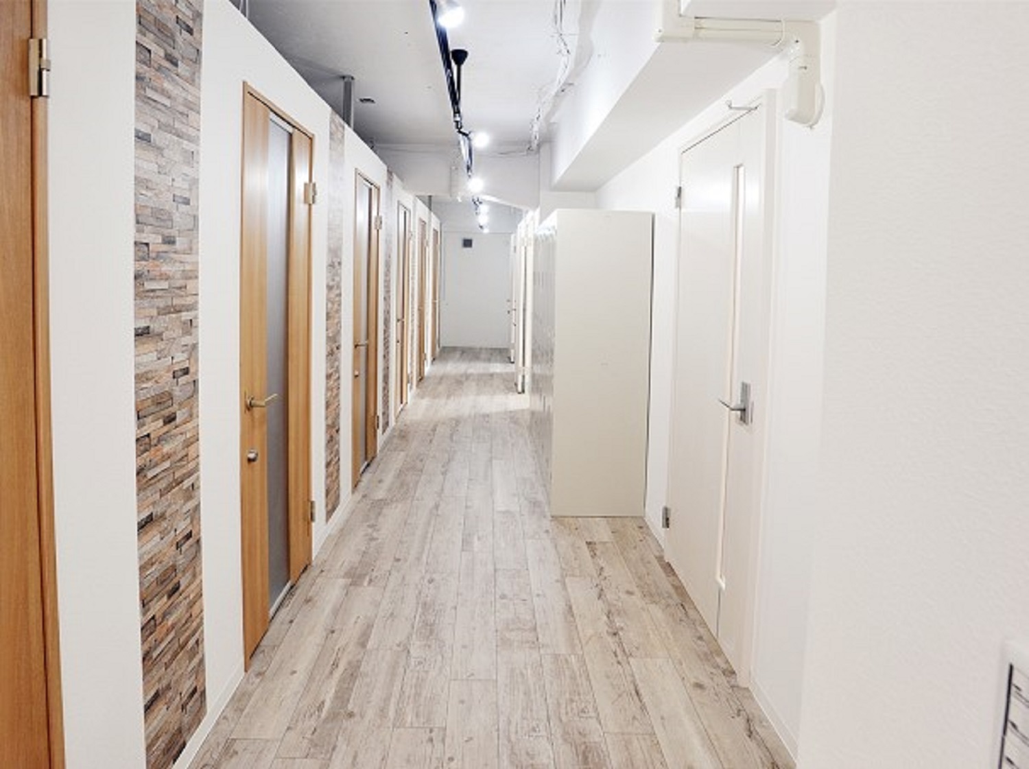 共用部_廊下。明るくシンプルなデザインのオフィス空間です。©BIZcircle