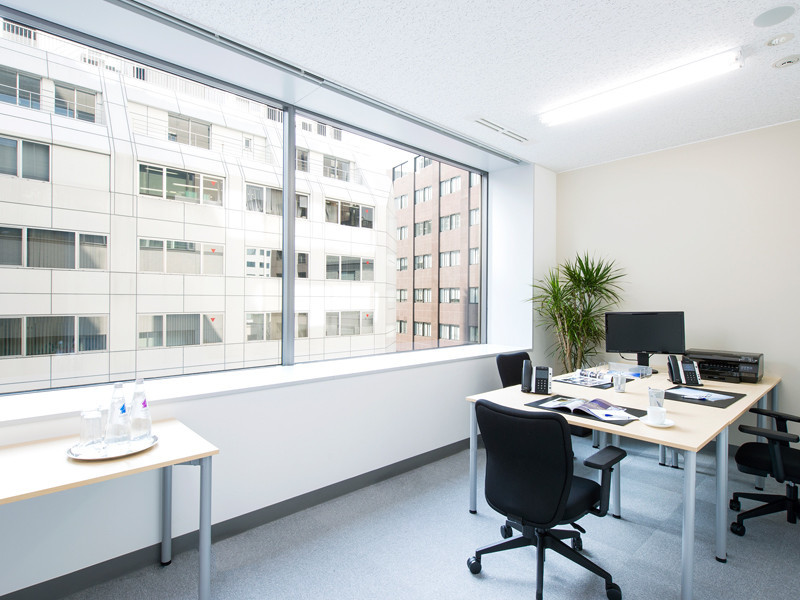個室_オフィス家具が備え付けです。©Regus