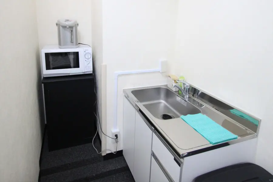 キッチン_シンクの他に共用の電子レンジや給湯器などが設備されています