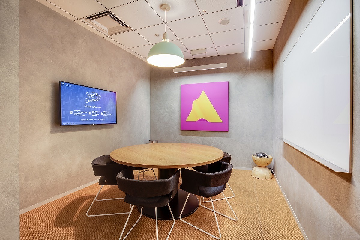 共用部_会議室です。シンプルなデザインの会議室はメンバーの集中力を高めアイディアを引き出してくれそうですね©WeWork