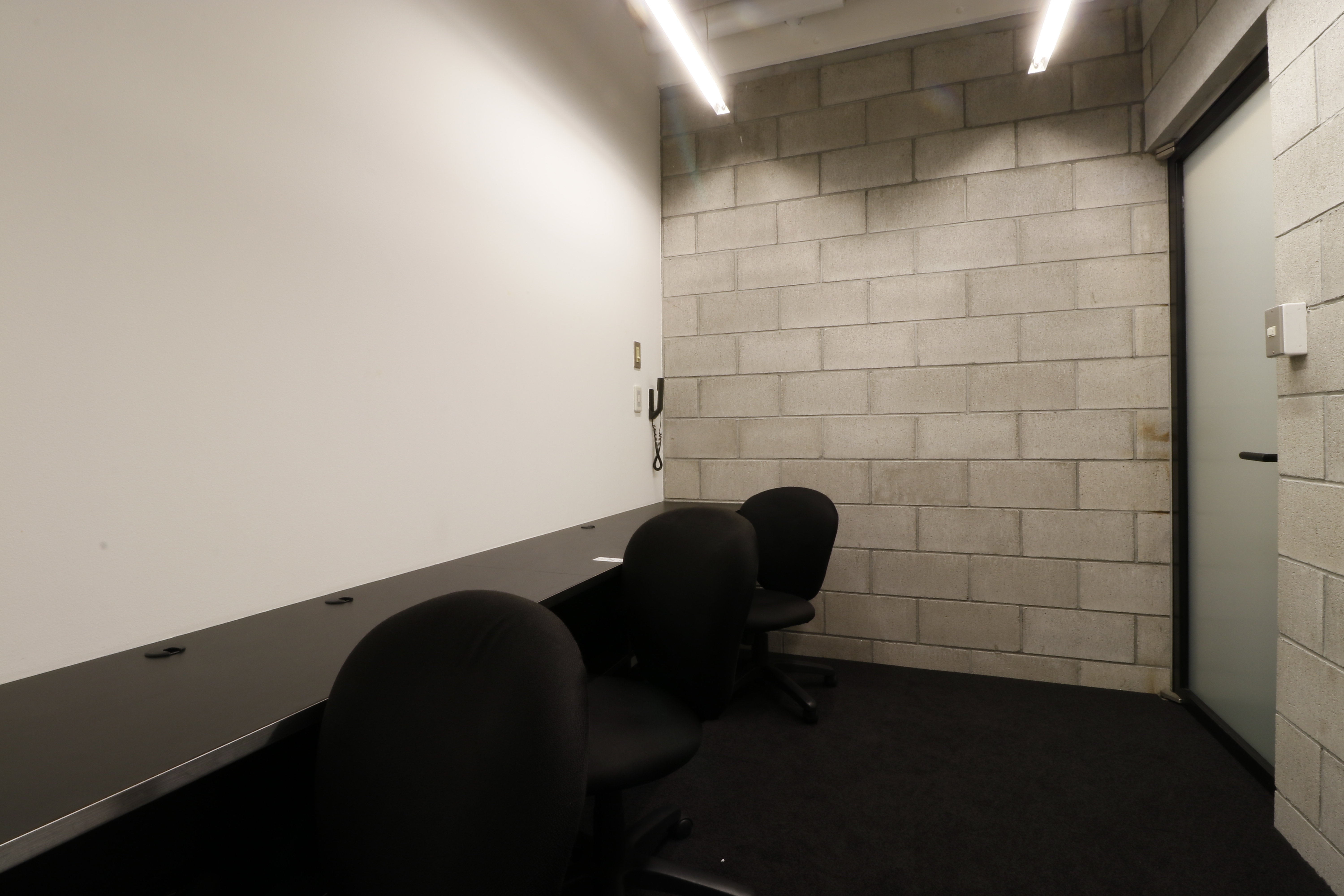個室_3名用で、オフィス家具が予め設置されています。