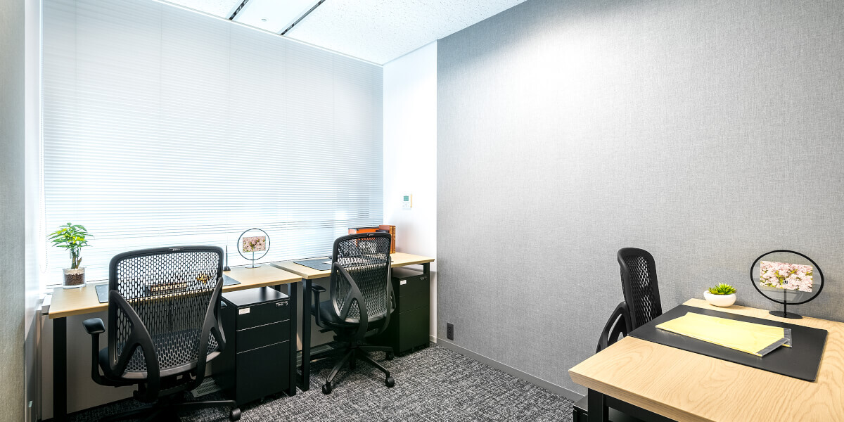 専用スペース_レンタルオフィス。オフィス家具付き、Wi-Fも無料でご利用可能です。©EXPERT OFFICE