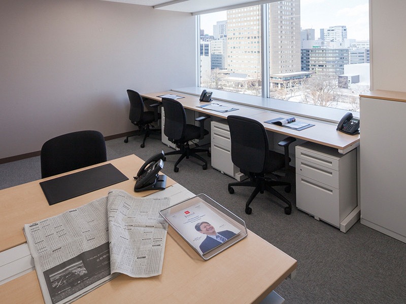 会議室_オフィスイメージ_窓が大きいので光も入りやすいです。©︎Regus