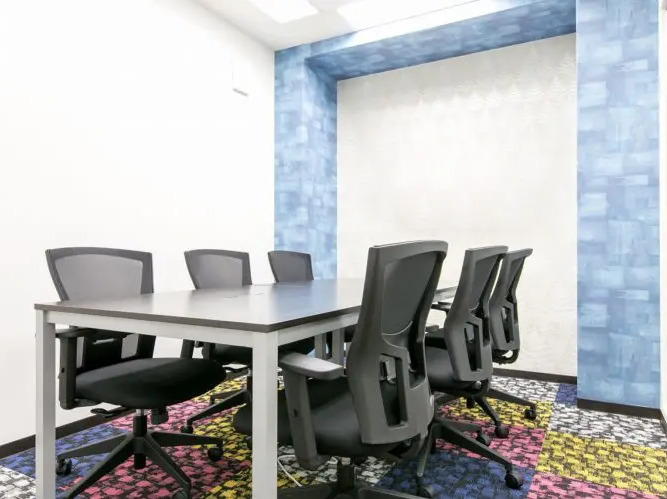 共用部_会議室。毎月10時間まで無料利用できる会議室が2部屋ございます。©bizcircle