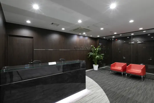オフィス受付_広々とした空間は、来客者の待合室としてもご利用いただけます。