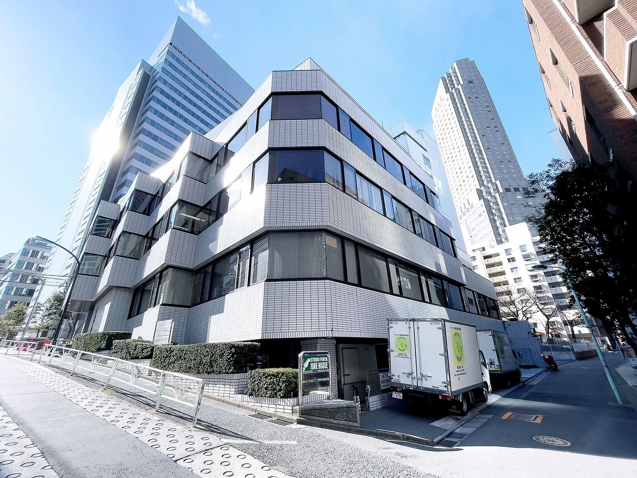 Exterior view of Ninomiya Building. Located a 5-minute walk from Exit C2 of Shibuya Station.