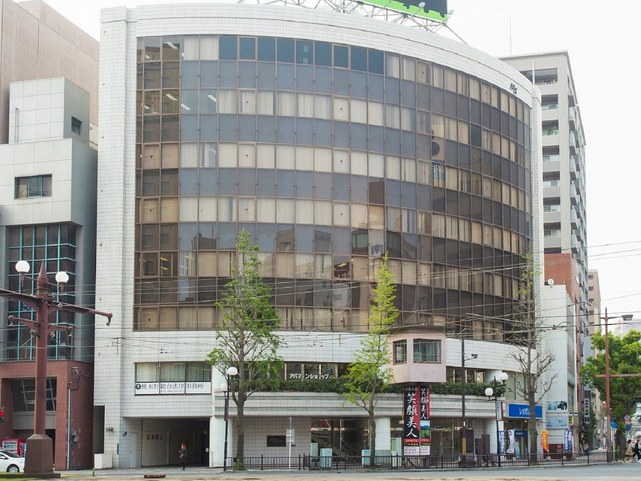 外観_路面電車の高見馬場電停駅からすぐの位置にあるオフィスです。