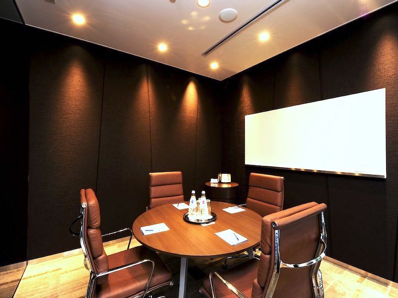 共用部_有料の時間貸し会議室。ゲストを招いて利用することもできます。
