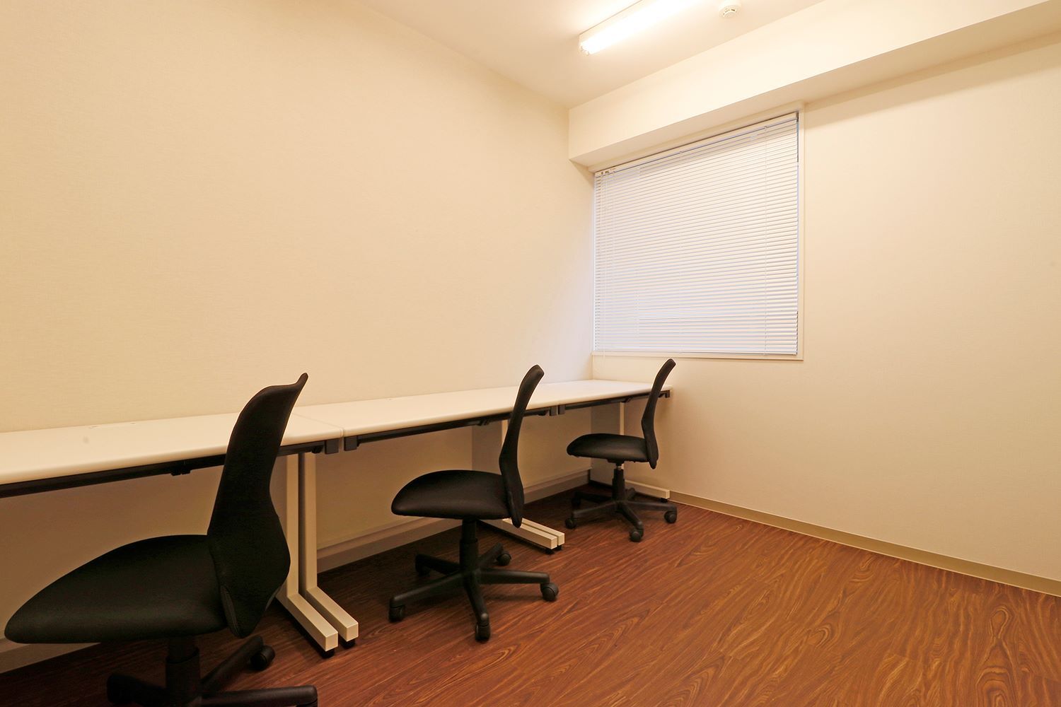 専用個室。有料で会議室も利用可能です。
