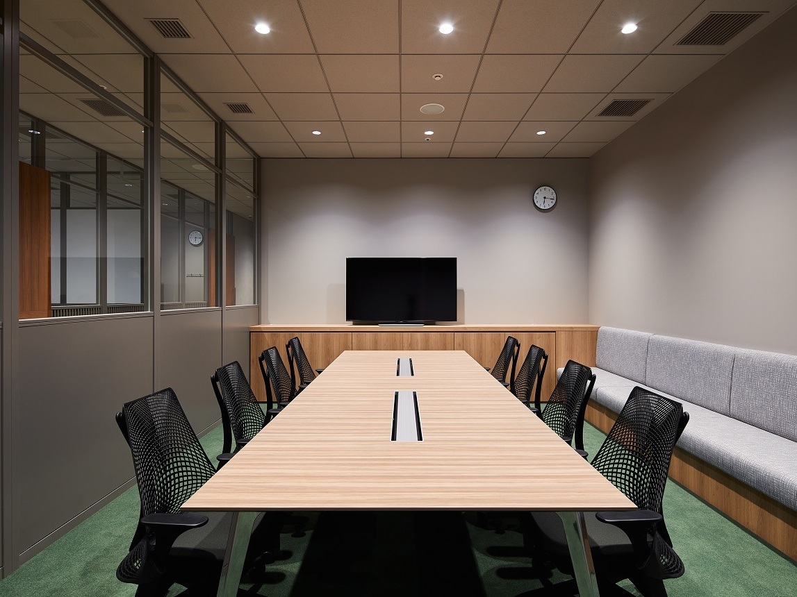 会議室_6名用と8名用の会議室が計3部屋 用意されています。全会議室にモニターが設置されています