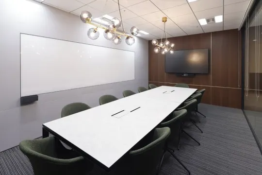 共用部_ミーティングルーム。ディスプレイや大きなホワイトボードが設置されています。複数名で利用できる会議室です。