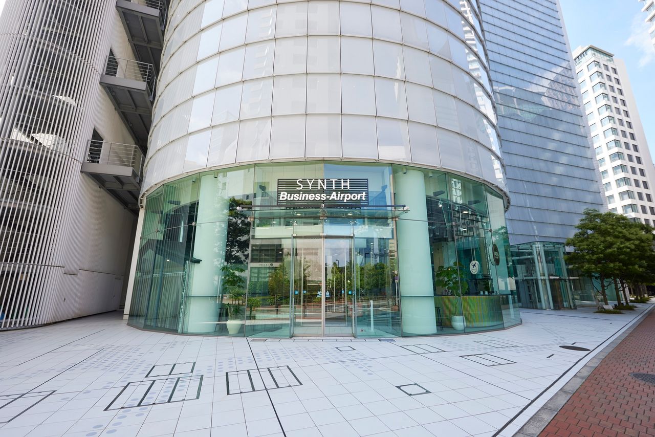 外観_西梅田エリアのランドマークビル【ブリーゼタワー】の1階にあり、視認性の高いエントランスです