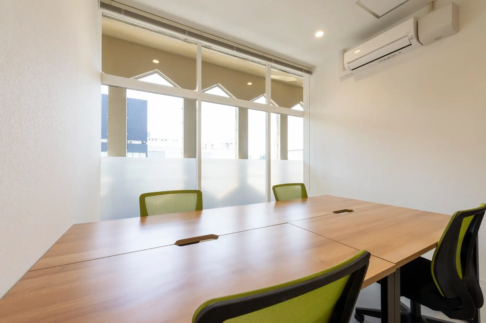 専有部_個室(プライベートオフィス)。完全個室で機密性が高く、集中して作業できます。※画像はイメージです。