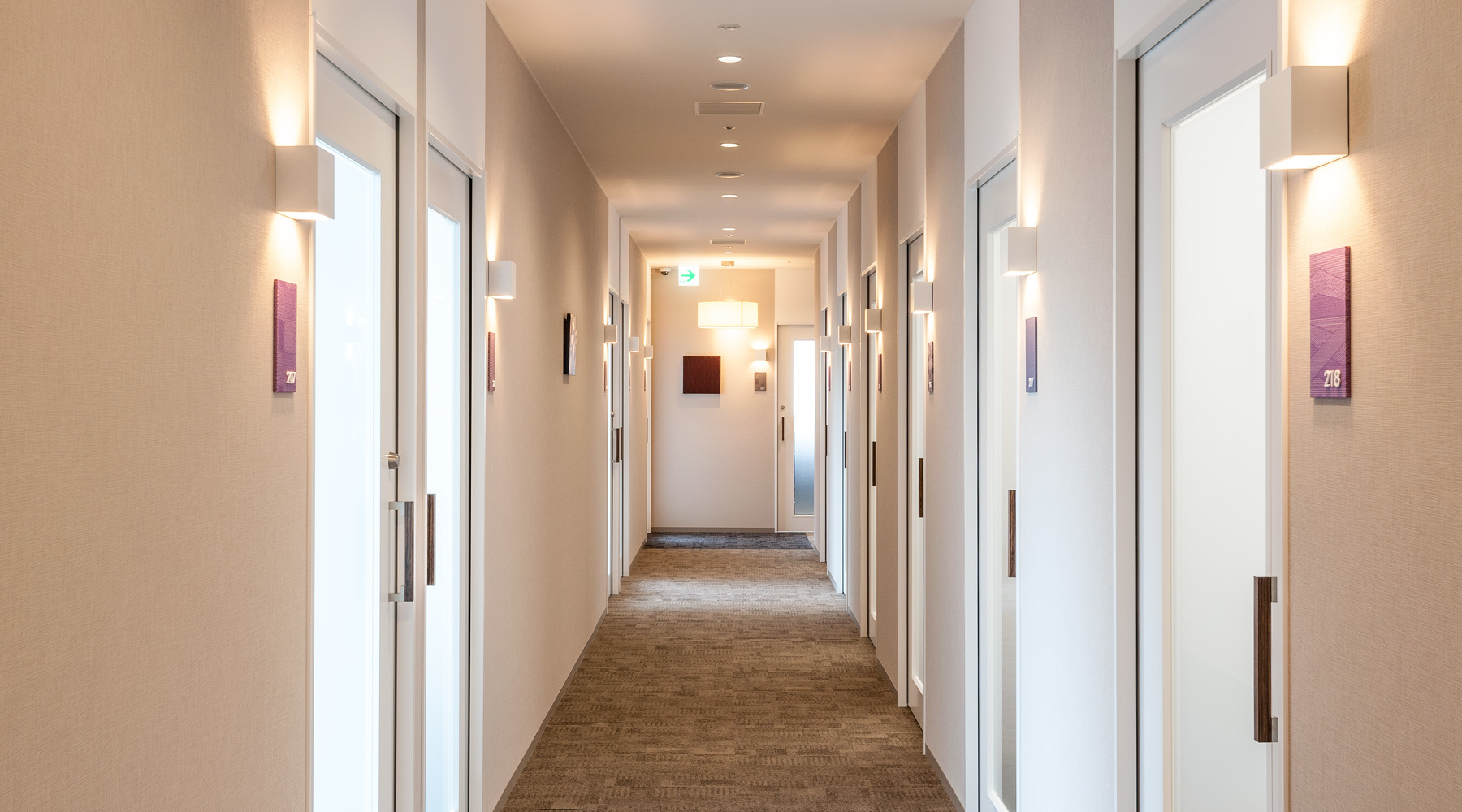 The corridor is a relaxing space that is a complete change from the tense atmosphere of the office.