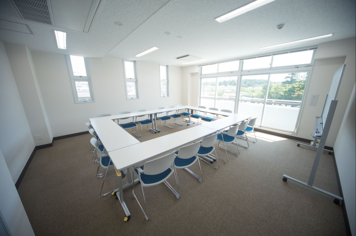 会議室_18席程度の会議室です。1時間500円でご予約可能です。(会員様は月5時間まで無料でご利用いただけます。)