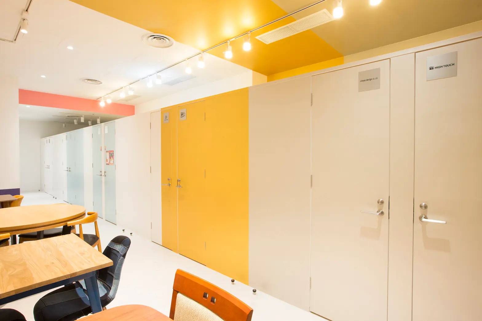 固定ブース_作業に集中されているようハイパーテーションが設備されています