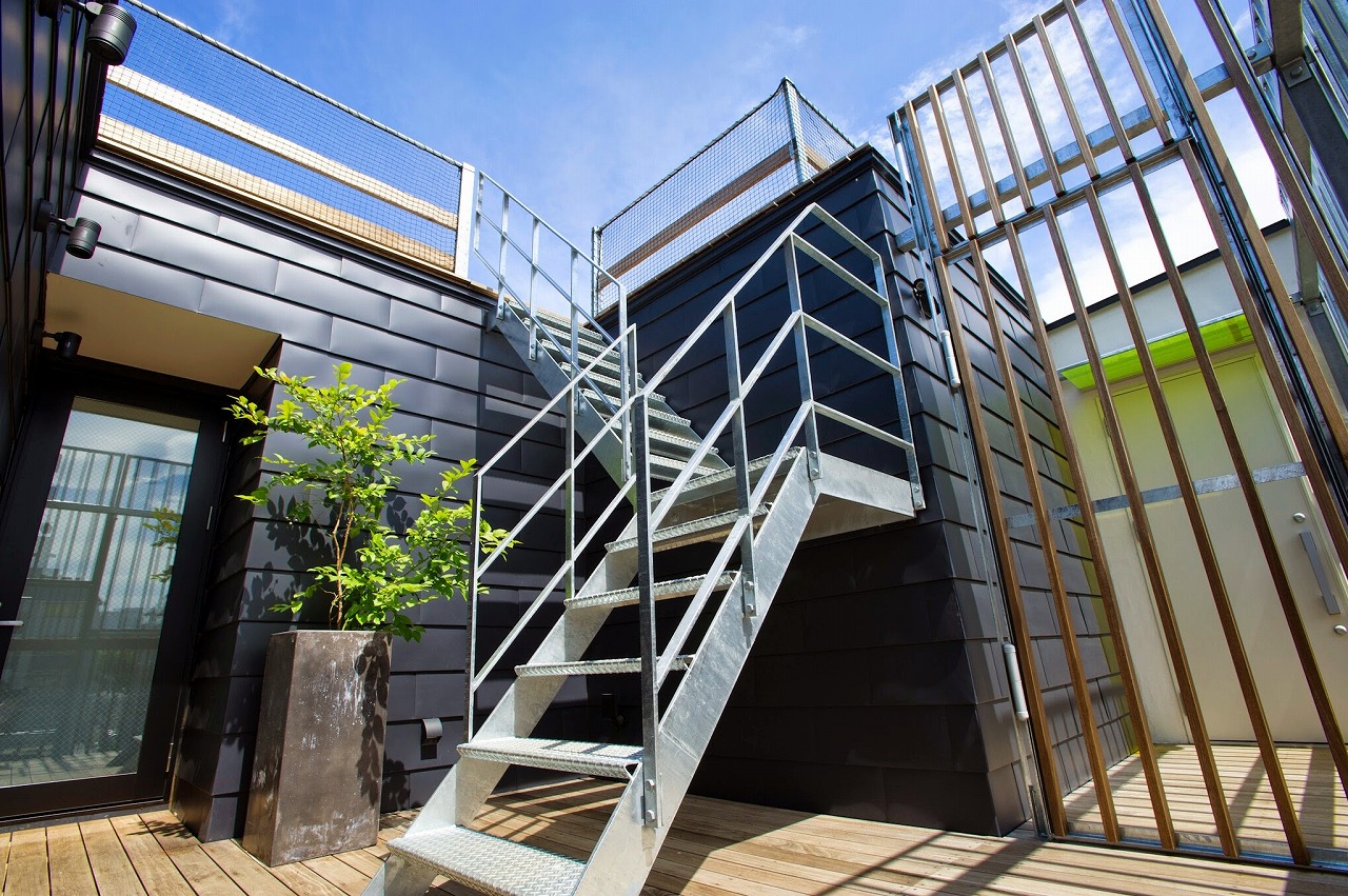 Wood deck leading to the rooftop roof terrace