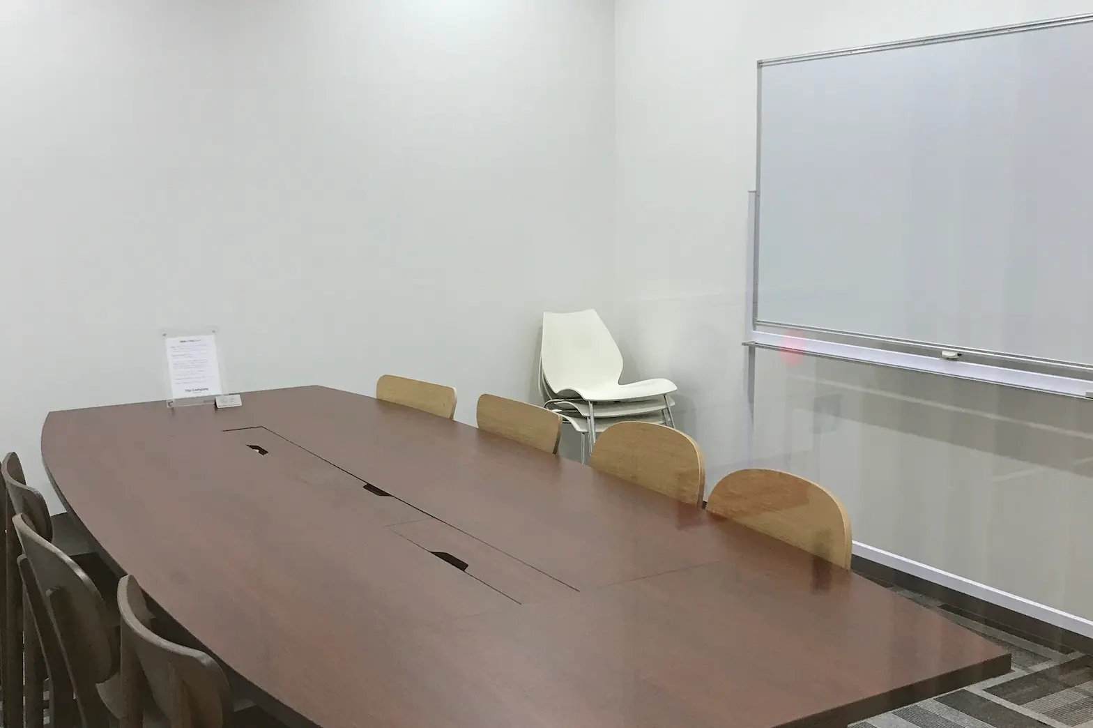 会議室_社内会議やお客様との打ち合わせ等々、様々な用途にご利用いただけます