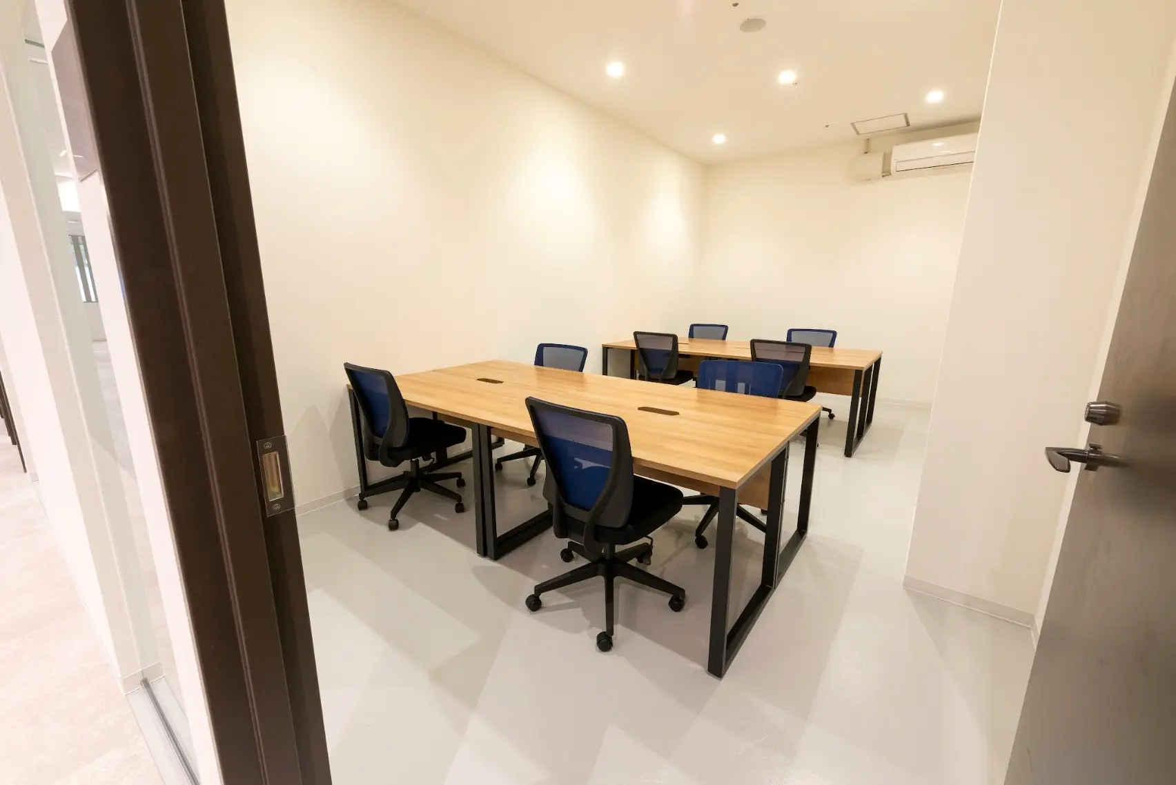 専有部_個室(プライベートオフィス)。完全個室で機密性が高く、集中して作業できます。