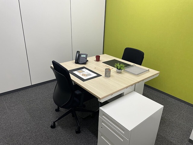 個室_よりシンプルなデザインでビジネスに必要なものだけが揃った空間です。